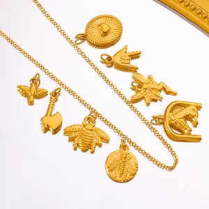Collier à charms doré avec divers pendentifs d'animaux et de symboles abeille et fée