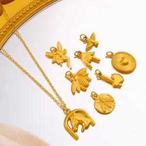 Collier en or avec divers pendentifs, accessoires de bijoux elegants animaux et geometriques.