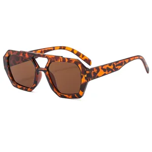 Modische polygonale Doppelsteg-Sonnenbrille mit schicker Schildpattfassung und braunen Gläsern