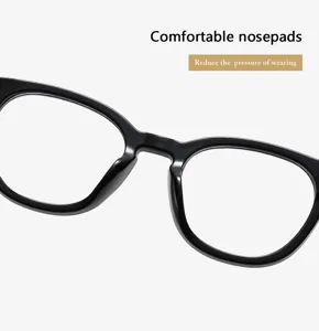 Klare Detailaufnahme einer schwarzen Vintage-Brille mit bequemen integrierten Nasenpolstern.