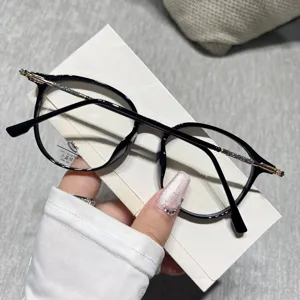 Primer plano de elegantes gafas redondas negras antirluz azul con patillas de pedrería brillantes.