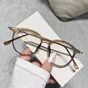Vista detallada de gafas redondas anti luz azul de moda con montura marrón translúcida elegante.