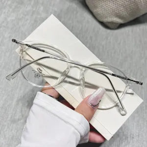 Detalle en primer plano de gafas anti luz azul con montura transparente y varillas.