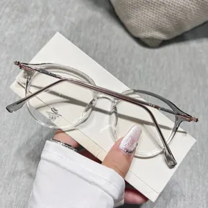 Gafas anti luz azul transparentes con patillas con purpurina para protección diaria.