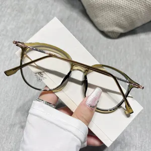 Primer plano detallado de elegantes gafas redondas con filtro de luz azul y patillas brillantes.