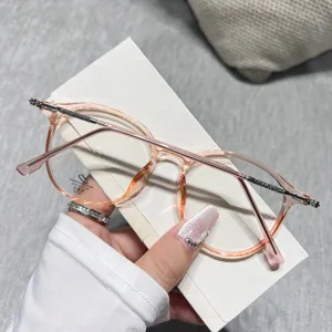 Gafas de luz azul rosa transparentes con patillas brillantes para un estilo elegante diario.