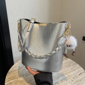 Sac Seau de Mode pour Femmes en Cuir PU Poignée Tissée Sac à Bandoulière avec Pendentif Peluche Petit Sac à Main