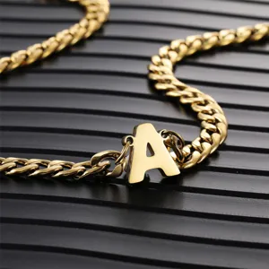 Collar de cadena cubana de acero inoxidable chapado en oro de 18K con colgante letra A