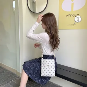 Detail van Koreaanse stijl canvas polka dot crossbody tas met verstelbare touwriem