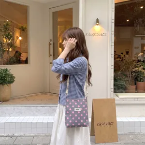 Gedetailleerd overzicht van de Koreaanse stippen crossbody tas met verstelbare touwriem