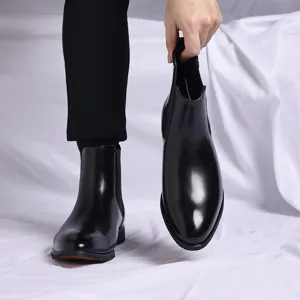 Nahaufnahme eines schwarzen Chelsea-Boots aus Leder für Herren mit elegantem Design