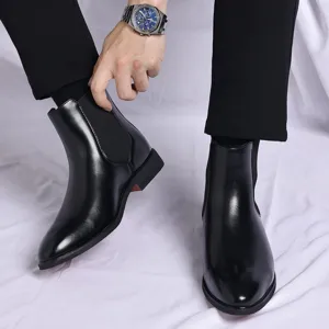 Detailansicht der schwarzen Chelsea-Boots aus Leder mit spitzer Kappe für Herren.