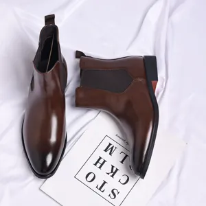 Detailansicht brauner Leder-Chelsea-Boots für Herren auf weißem Seidenhintergrund.