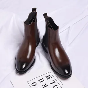 Detailansicht der klassischen braunen Chelsea-Boots aus Leder für Herren