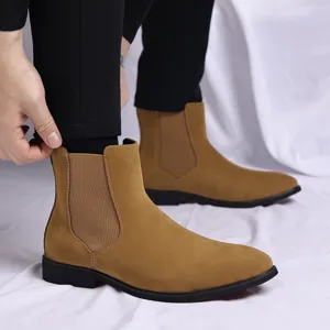 Nahaufnahme von hochwertigen Herren-Chelsea-Boots aus hellbraunem Wildleder mit Stretch