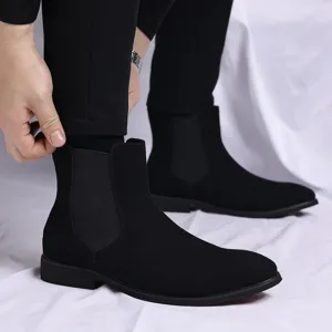 Detailansicht der schwarzen Chelsea-Boots für Herren aus Wildleder mit spitzer Zehenpartie