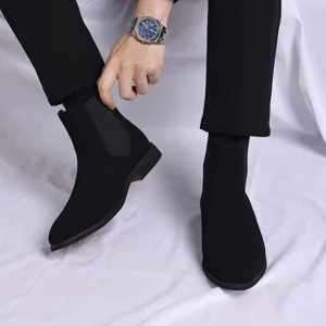 Detailansicht von spitzen schwarzen Chelsea-Boots für Herren mit elastischen Einsätzen