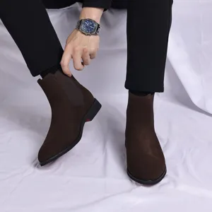 Details von braunen Chelsea-Boots aus Wildleder für Herren mit schwarzer Hose