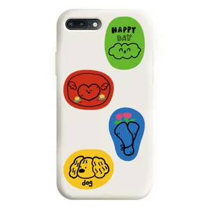 Vista dettagliata della cover per telefono bianca con simpatici motivi di cartoni animati.