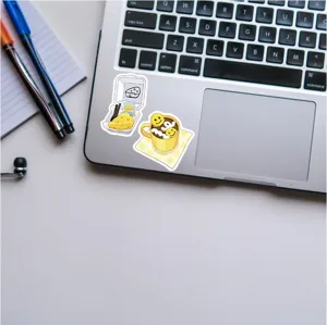 Gros plan détaillé de mignons autocollants de fromage et tasse sur une surface de bureau.