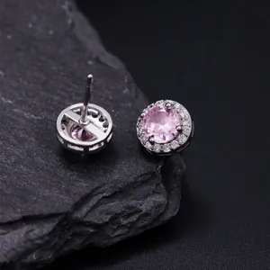 Detailopname van prachtige ronde roze kristalen oorknopjes met stralende zirkonia.