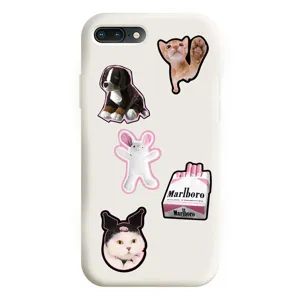 Vue détaillée de la coque de téléphone blanche avec des autocollants mignons et branchés.
