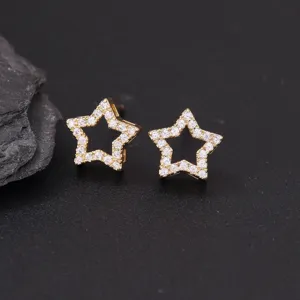 Prachtig detail van de prachtige gouden ster oorbellen bezet met sprankelende zirkonia steentjes.