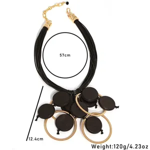 Collana bohémien in corda di cera multistrato con dischi di legno e anelli d'oro