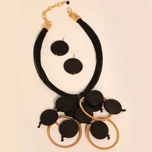 Collana boho multistrato con ciondoli rotondi in legno nero e orecchini abbinati