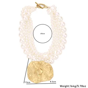 Collar de perlas falsas de múltiples capas con gran colgante dorado martillato