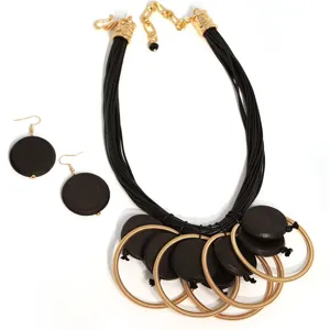 Collana e orecchini bohémien in cordoncino di cera con anelli d'oro e legno