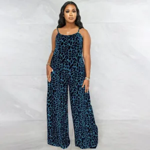 Vue détaillée d'une combinaison femme imprimé léopard bleu à jambes larges