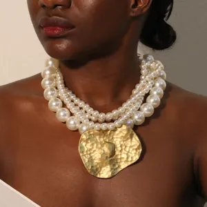 Collar de perlas artificiales multicapa con colgante martillado dorado
