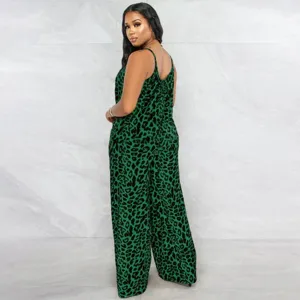 Vue arrière détaillée d'une combinaison à bretelles léopard vert et noir chic pour femme