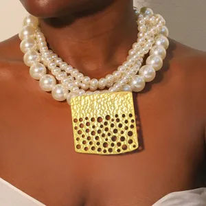 Elegante gargantilla de perlas falsas multicapa con colgante cuadrado dorado martillado