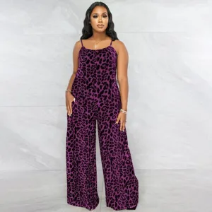 Vue complète d'une combinaison à imprimé léopard violet avec jambes larges pour femmes.