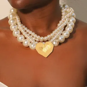 Collar exagerado de perlas sintéticas de varias capas con colgante de corazón