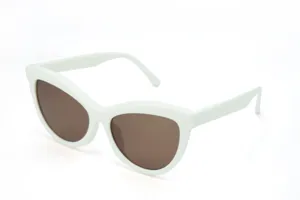 Chic white frame cat eye sunglasses for women, vintage retro style sun glasses for beach.
