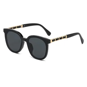 Lunettes de soleil carrées noires élégantes pour femmes avec branches en chaîne cuir et UV.
