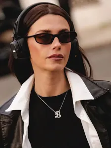 Modische Retro schmale Cat-Eye-Sonnenbrille für Damen, stilvoller schwarzer UV-Schutz.