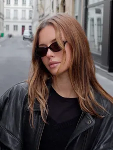 Schicke ovale kleine Sonnenbrille für Damen, trendiger Anti-UV Augenschutz für Outdoor Mode.