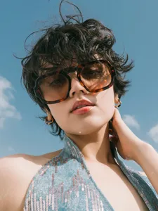 Detailaufnahme von retro Oversize-Sonnenbrillen mit Schildpatt-Gestell und Farbverlaufsgläsern.