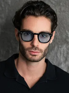 Herren Retro Sonnenbrille mit klassischen Nieten und UV-Schutz Gläsern für Alltag.