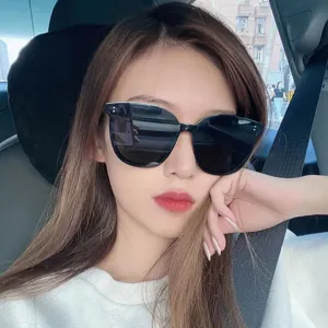 Lunettes de Soleil Rondes Oversize à la Mode pour Femmes Protection UV Polarisée Monture en PC Nuances Rétro Tendance Lunettes de Soleil Voyage en Plein Air