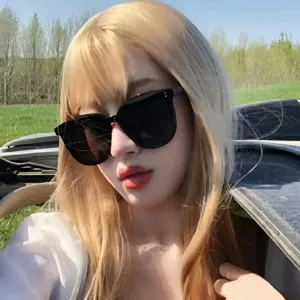 Élégantes lunettes de soleil polarisées noires pour femmes avec protection UV et beau design.