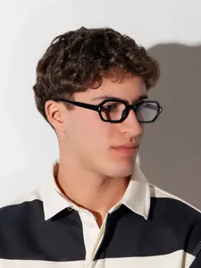 Primer plano de elegantes gafas negras antirradiación azul con detalles retro geniales.