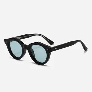 Retro Sonnenbrille mit dickem schwarzen Gestell und hellblauen polarisierten Gläsern für stilvolle.