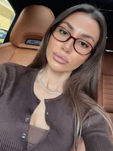 Detailansicht retro ovale Katzenauge rote Brillenfassungen, modische Damenbrille für Look.