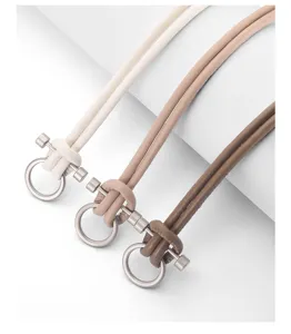 Detailaufnahme von Damen-Ledergürtel mit metallischem Ring und Riegelverschluss.