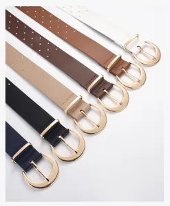 Modieuze leren riem met klinknagels en ronde gouden gesp voor dagelijkse outfits